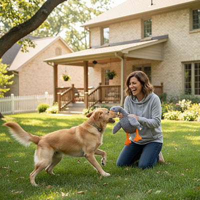 Le Chien qui joue avec sa peluche Chien en forme de canard
