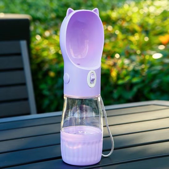 Gourde pour chien avec Abreuvoir incliné adaptée à la morphologie canine facilitant la prise d'eau sans éclaboussures