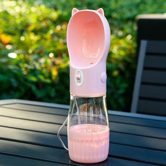 Gourde pour chien avec réservoir visible permettant de contrôler le niveau d'eau restant