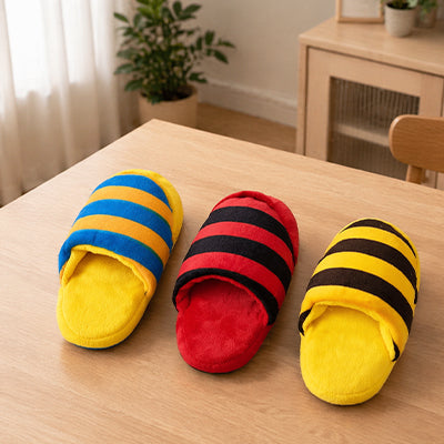 jouet pantoufle pour chien colorée qui couine à chaque mordillement