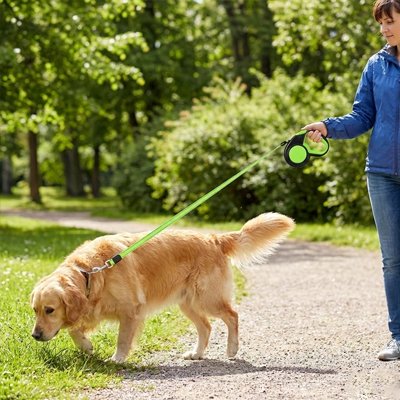 Laisse enrouleur pour chien avec système de blocage à un doigt permettant de fixer instantanément la longueur souhaitée du câble
