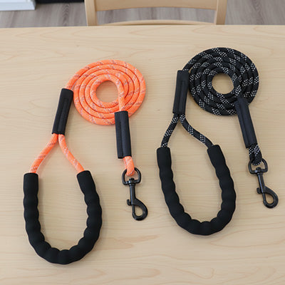 laisse longue pour chien en nylon tressé conçu pour supporter la traction des chiens de différentes tailles