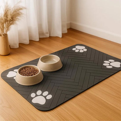 Tapis gamelle chien avec contours ergonomiques qui retiennent les éclaboussures et protègent le sol des salissures