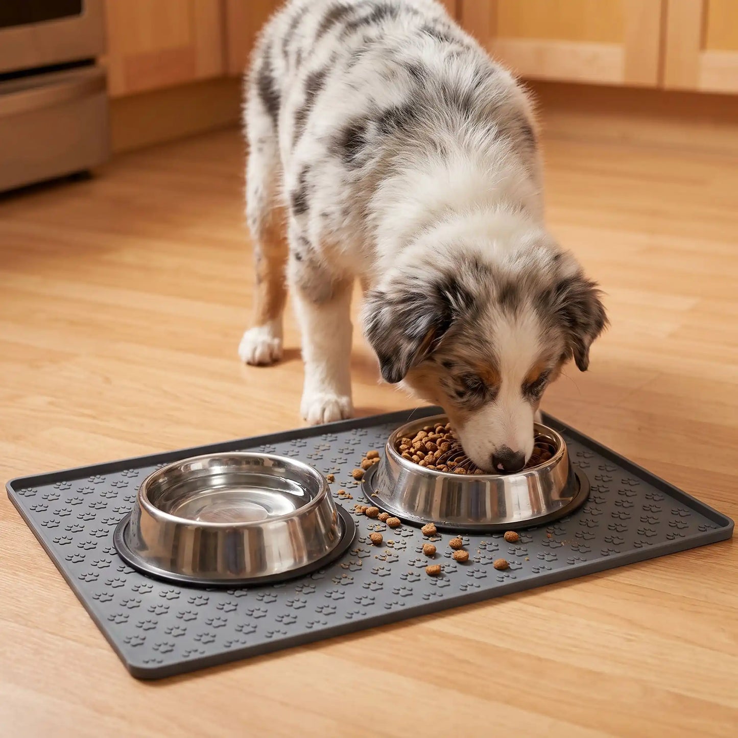 tapis sous gamelle chien gris
