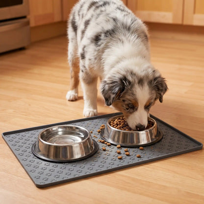 tapis sous gamelle chien gris